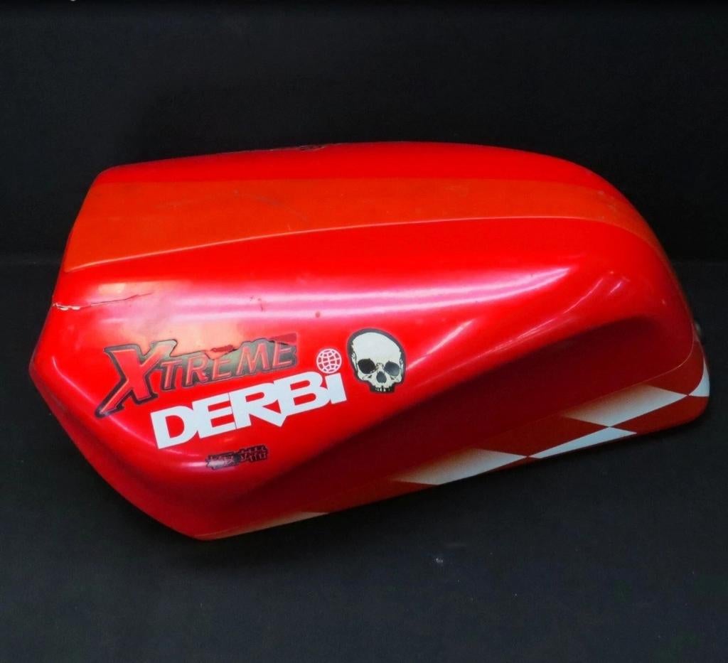 Gezocht: Derbi gpr50 replica tankcover., Fietsen en Brommers, Ophalen of Verzenden
