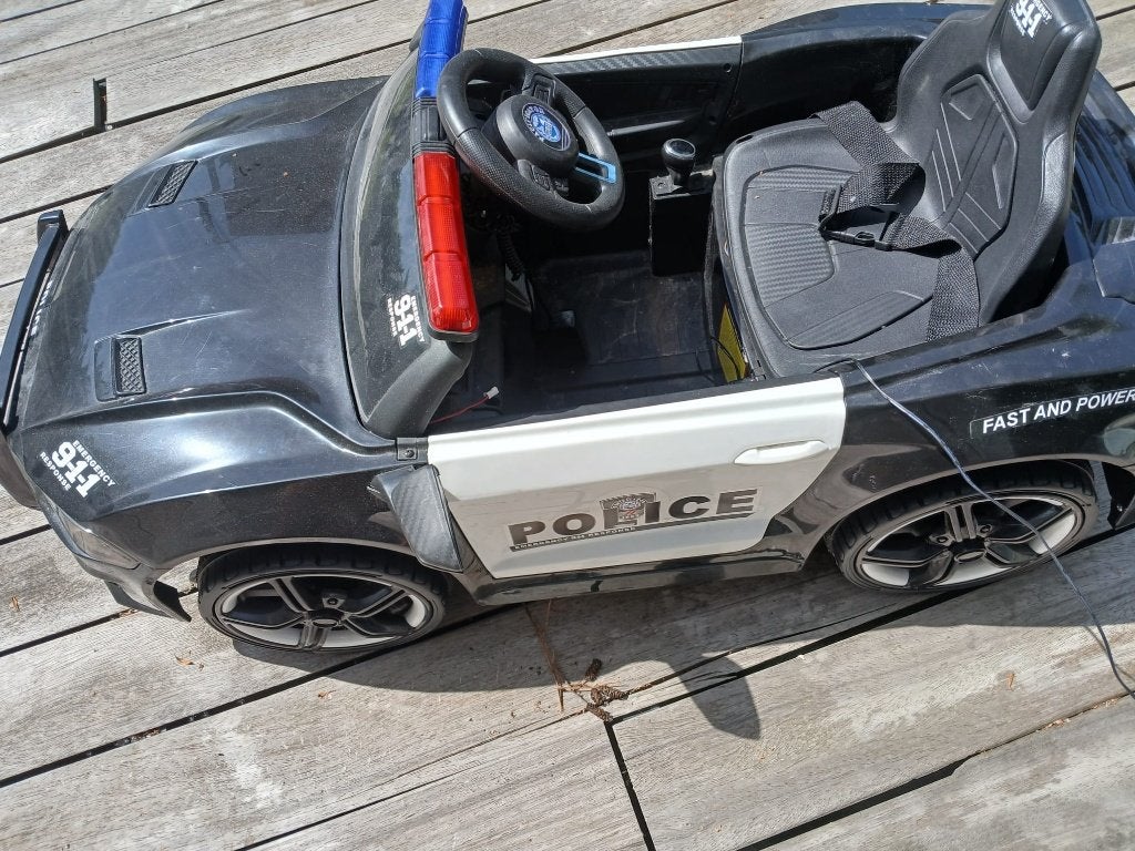 Zwarte elektrische kinderauto politie FORD MUSTANG voor 35 €, Ophalen, Zo goed als nieuw