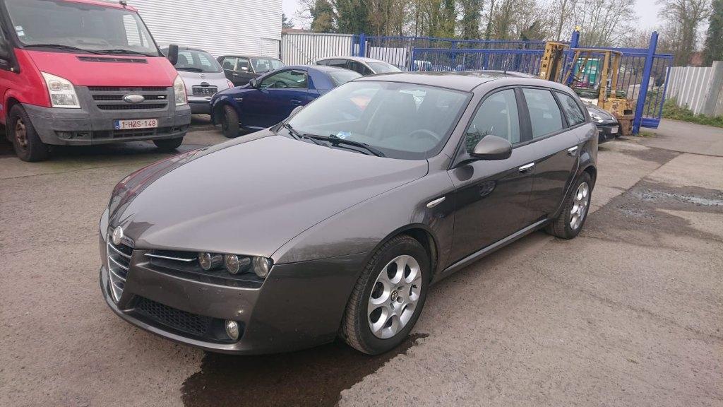 Alfa Romeo 159 diesel 2007 196000km bt auto clim GARANTIE, Auto's, Alfa Romeo, Bruin, Parkeersensor, Leder, Bedrijf