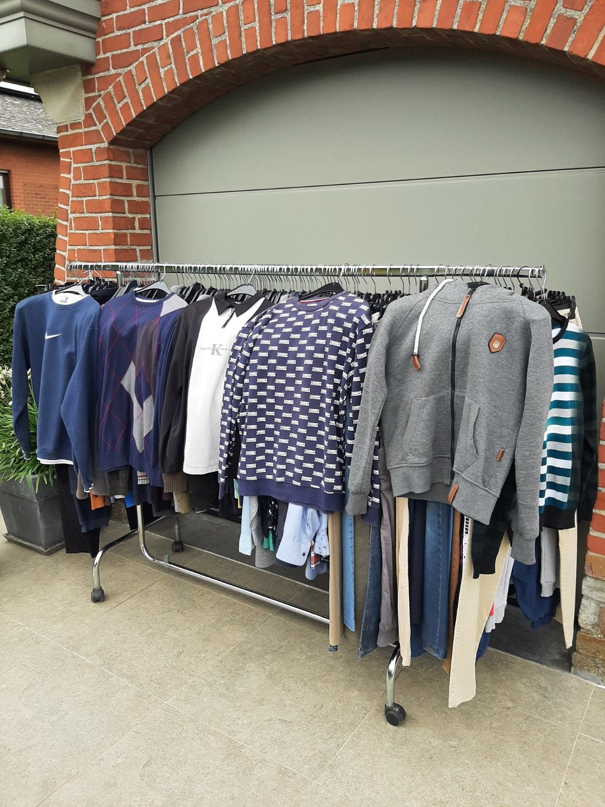 133 pulls, vestes, t-shirts, pantalons hommes. Bonne offre, Enlèvement ou Envoi, Porté