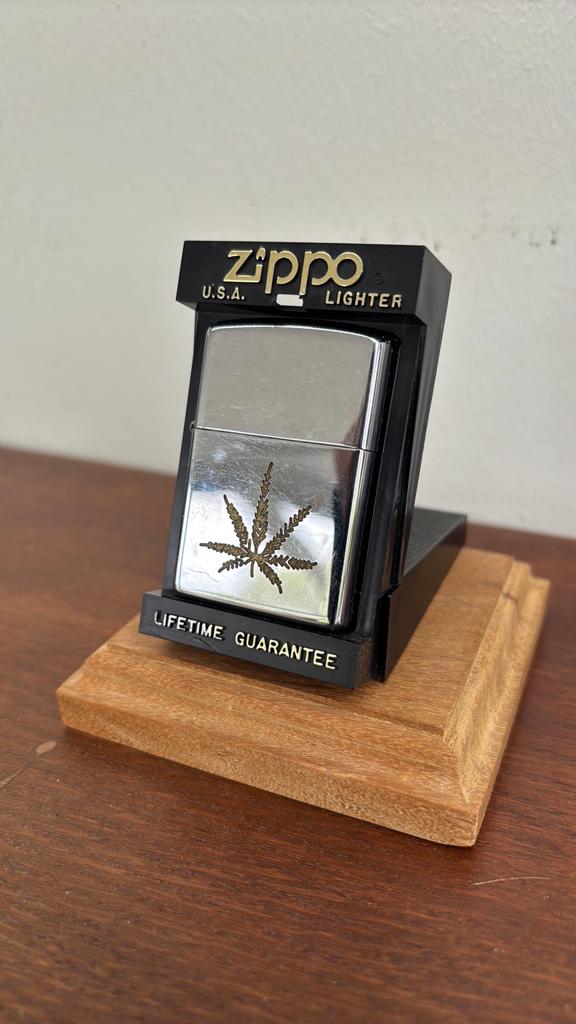 Motif de feuille de cannabis Vintage Zippo E XIII 1997, Collections, Enlèvement ou Envoi, Utilisé, Briquet