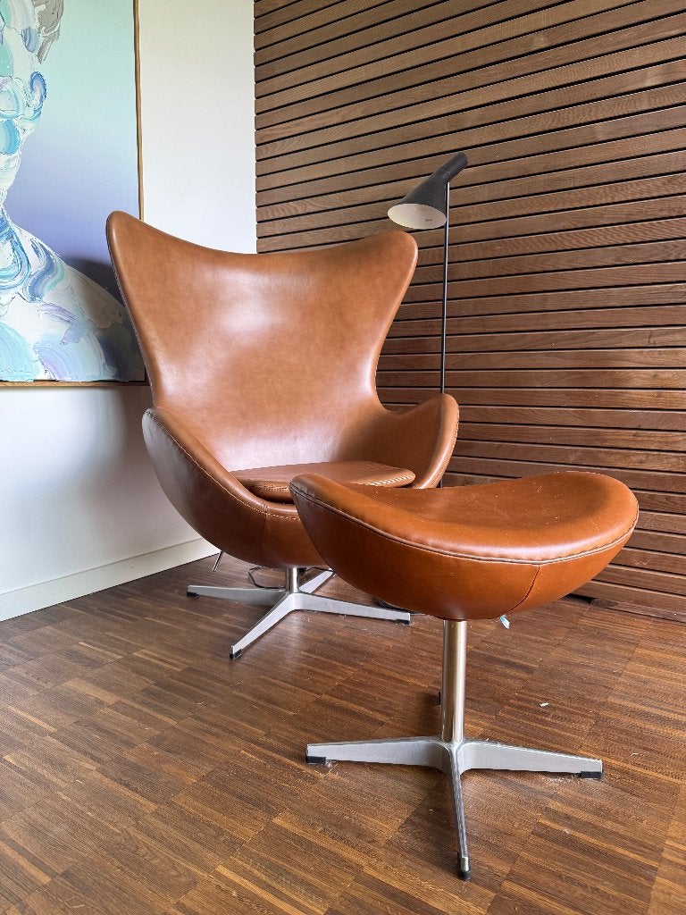 Egg chair met voetensteun in de stijl van A. Jacobsen, Huis en Inrichting, Ophalen, Gebruikt, 75 tot 100 cm, Leer