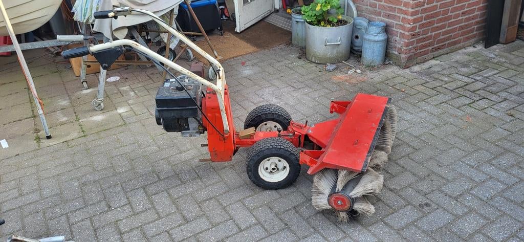 Veegmachine met motor - Ideaal voor erf en paden, Ophalen, Gebruikt, Tielburger Limpar