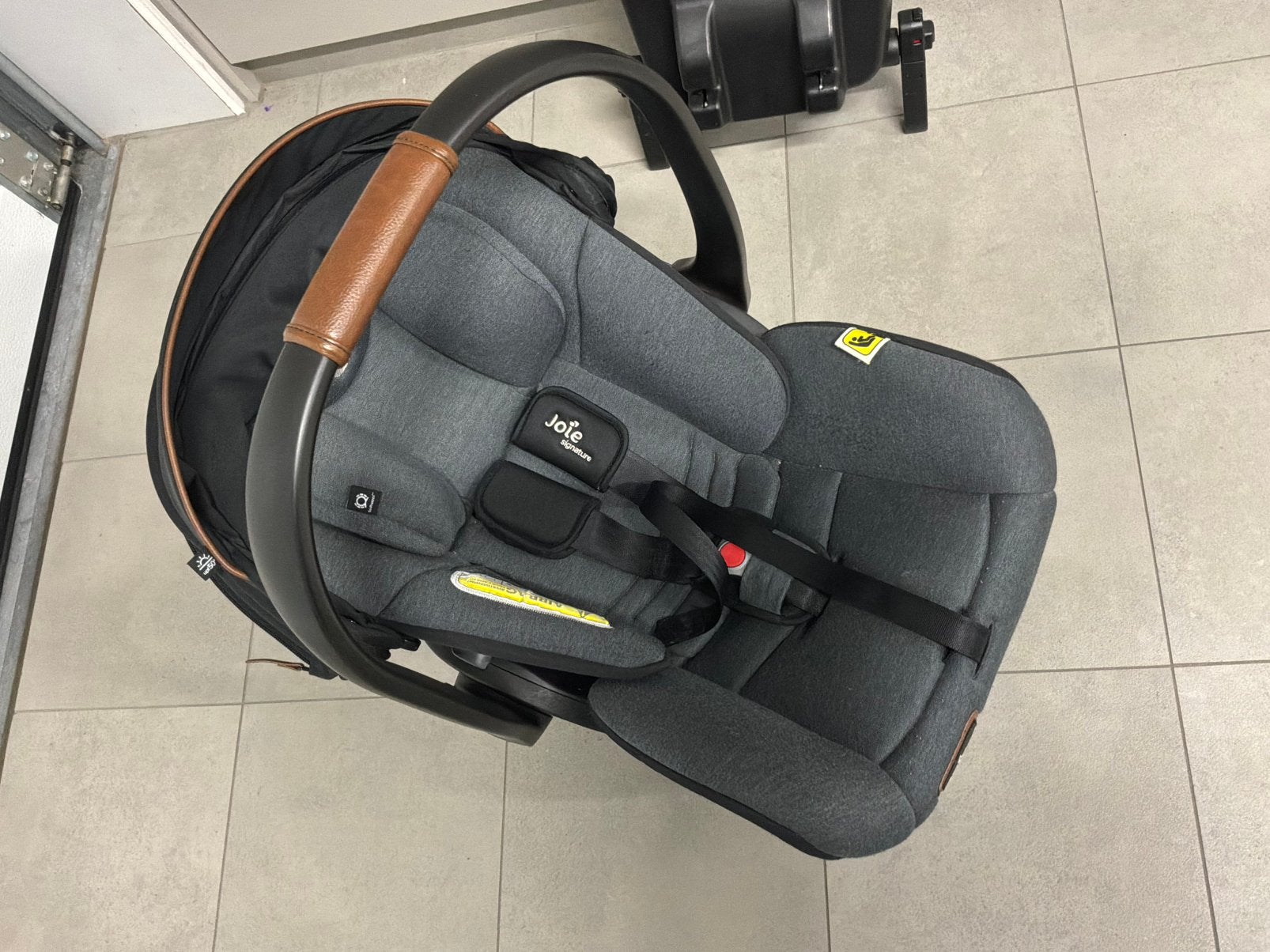 Babyautostoel Joie met ISOFIX-basis – Uitstekende staat, Ophalen of Verzenden, Zo goed als nieuw, Isofix