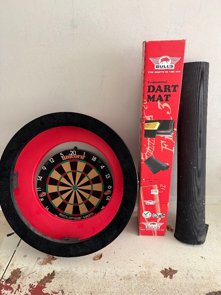 Unicorn Dartboard + surround + verlichting + mat, Sport en Fitness, Darts, Ophalen, Zo goed als nieuw, Dartbord
