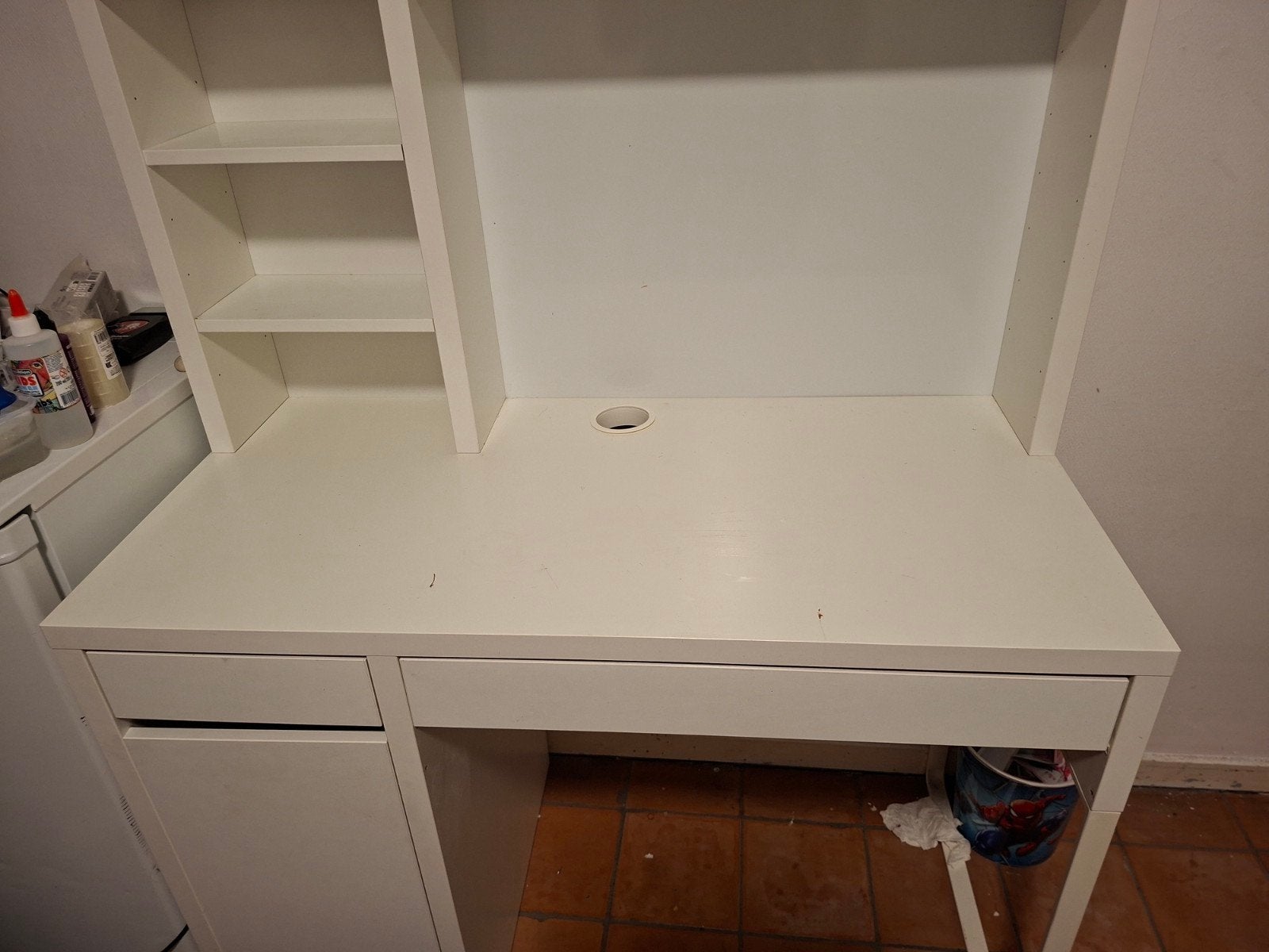 Mooi wit houten bureau met lades, Huis en Inrichting, Bureaus, Zo goed als nieuw, Modern, Hout, Wit, Met lades, Ophalen