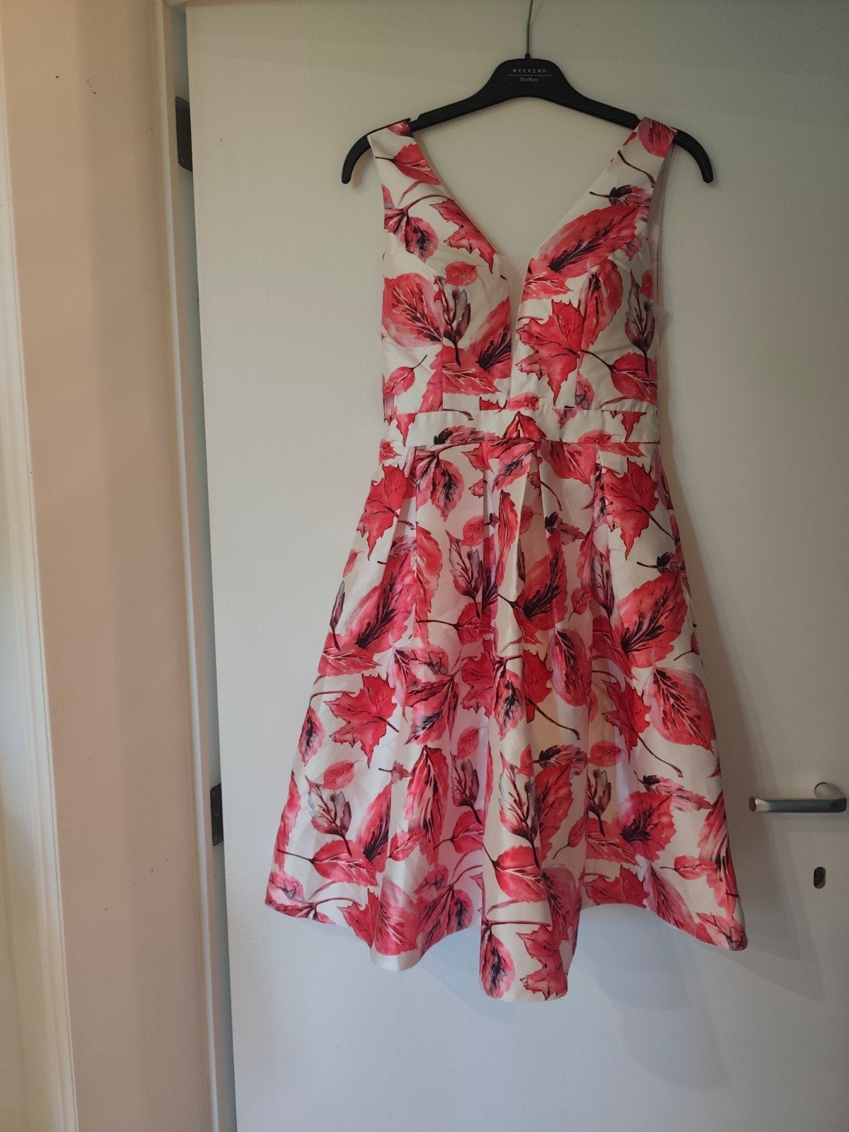 Très jolie robe soyeuse entièrement doublée, dos nu. T. M, Vêtements | Femmes, Robes, Taille 38/40 (M), Enlèvement ou Envoi, Au-dessus du genou