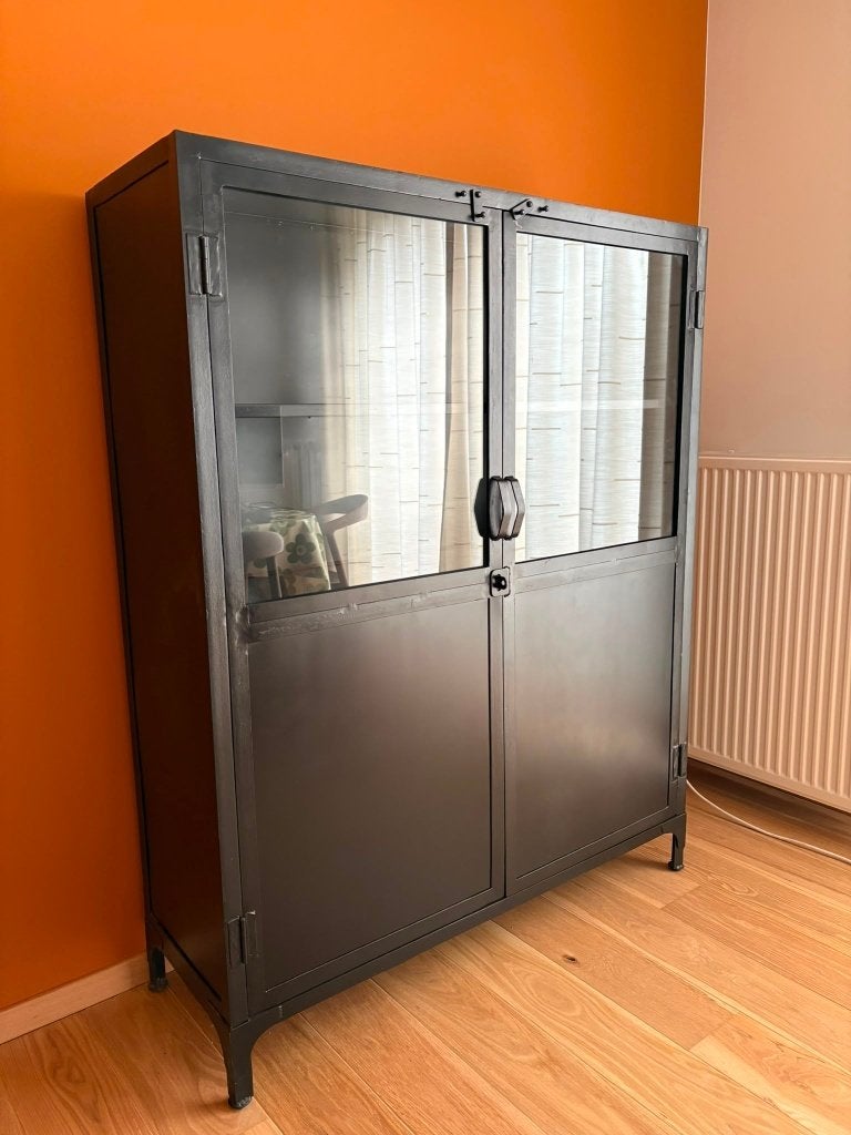 Zwarte metalen drankkast, Huis en Inrichting, Kasten | Vitrinekasten, Ophalen, 100 tot 150 cm, Zo goed als nieuw, Glas