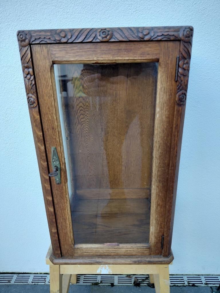 Oud Vitrinekastje, Ophalen