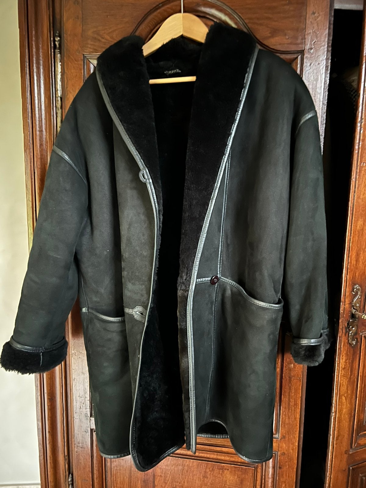 Super warme mouton retourné maat medium, Kleding | Dames, Jassen | Winter, Ophalen, Zo goed als nieuw, Maat 38/40 (M), Zwart
