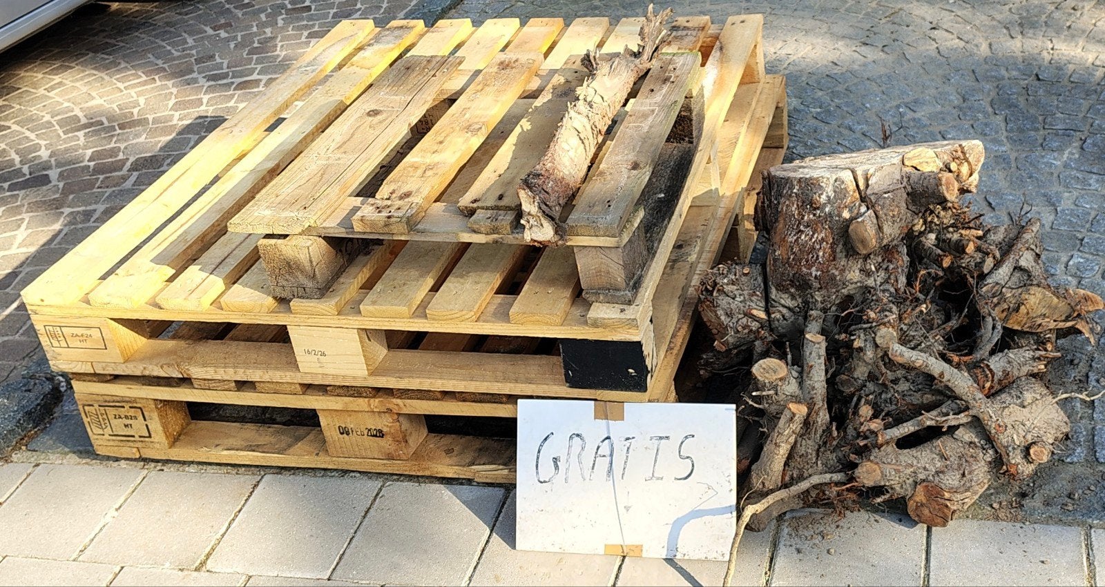 Palet en boomstronk, Ophalen