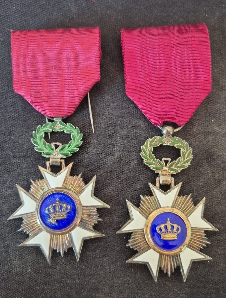 2 oude eretekens van de Kroonorde – Ordre de la Couronne, Ophalen