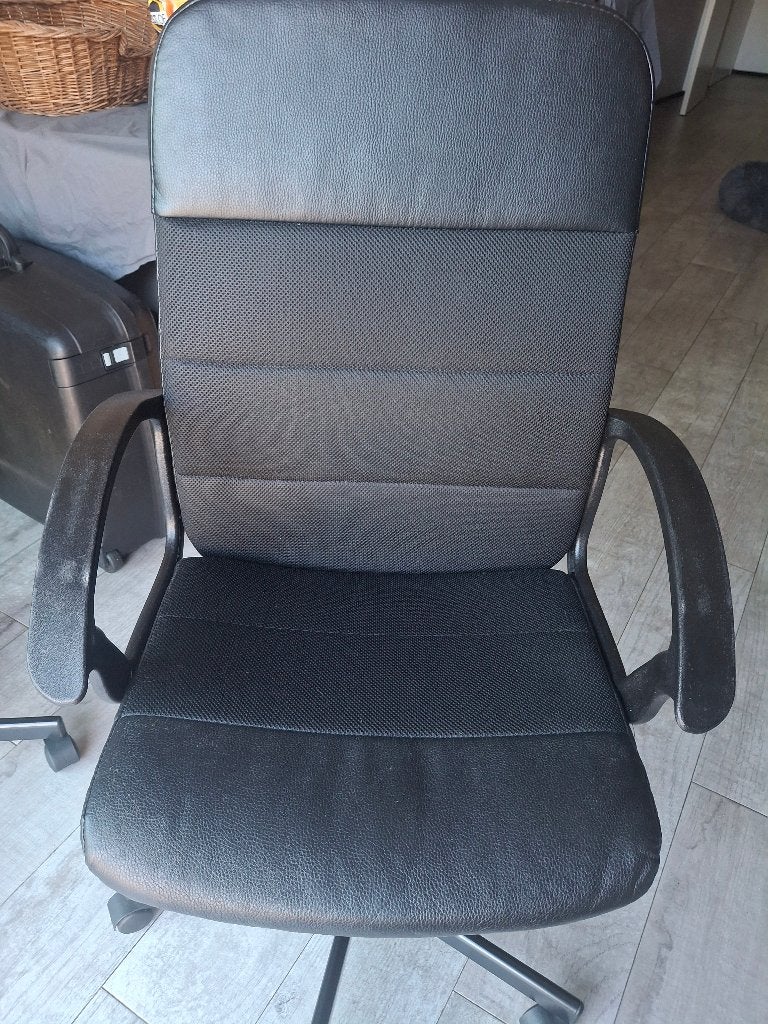2 bureaustoelen per stoel 40 euro, Ophalen, Zo goed als nieuw, Zwart, Bureaustoel