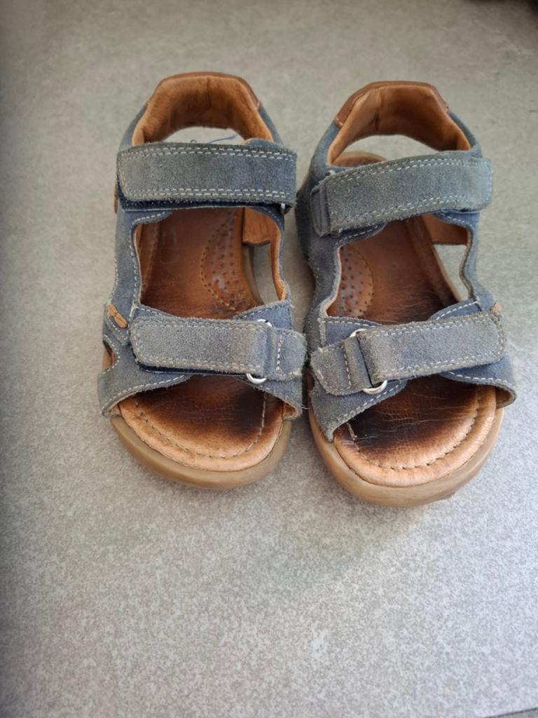 Sandales taille 28, Enlèvement