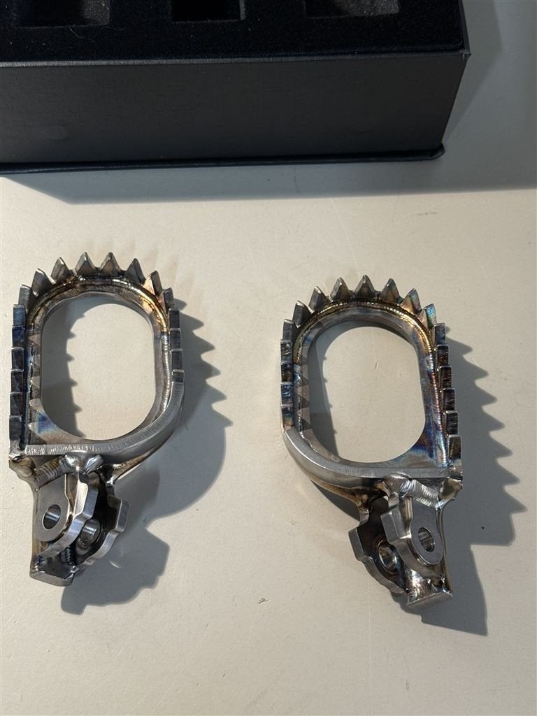 Surron jxr pro light bee titanium voetsteunen sur son voet s, Motos, Accessoires | Autre, Enlèvement ou Envoi, Neuf