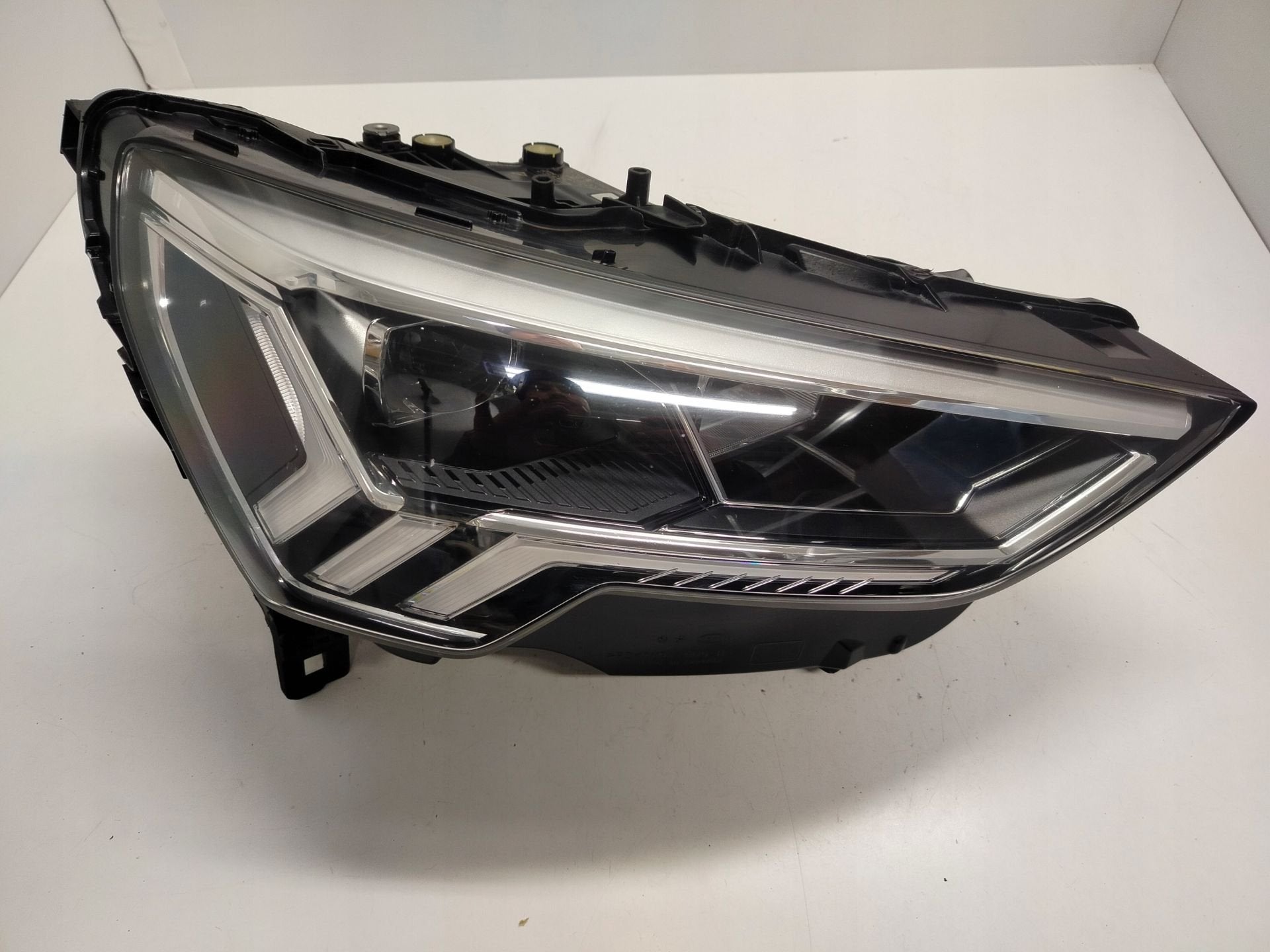 Phare droit Audi Q3 83A.941.034, Autos : Pièces & Accessoires, AUDI AG, Auto-Union-Strasse 1
85045  Ingolstadt, DE, Audi, Utilisé