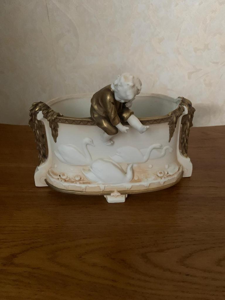 Biscuit ovale schaal met opzittend kindje en zwanen, met nu, Antiek en Kunst, Ophalen of Verzenden