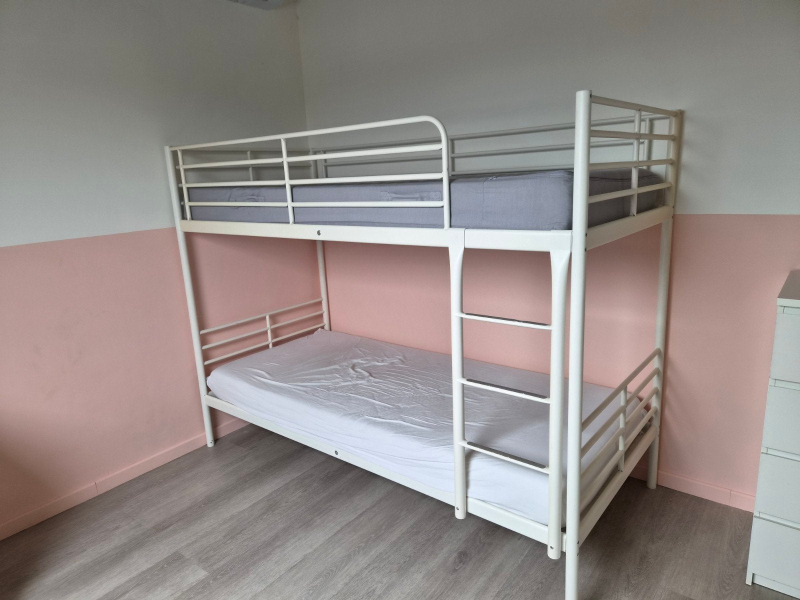 Wit metalen stapelbed + uitschuifbare lattenbodem, Ophalen, Stapelbed