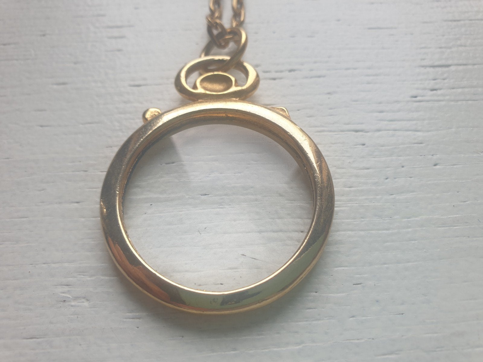 Collier en verre

En bon état

40 cm de long environ

loin, Enlèvement ou Envoi