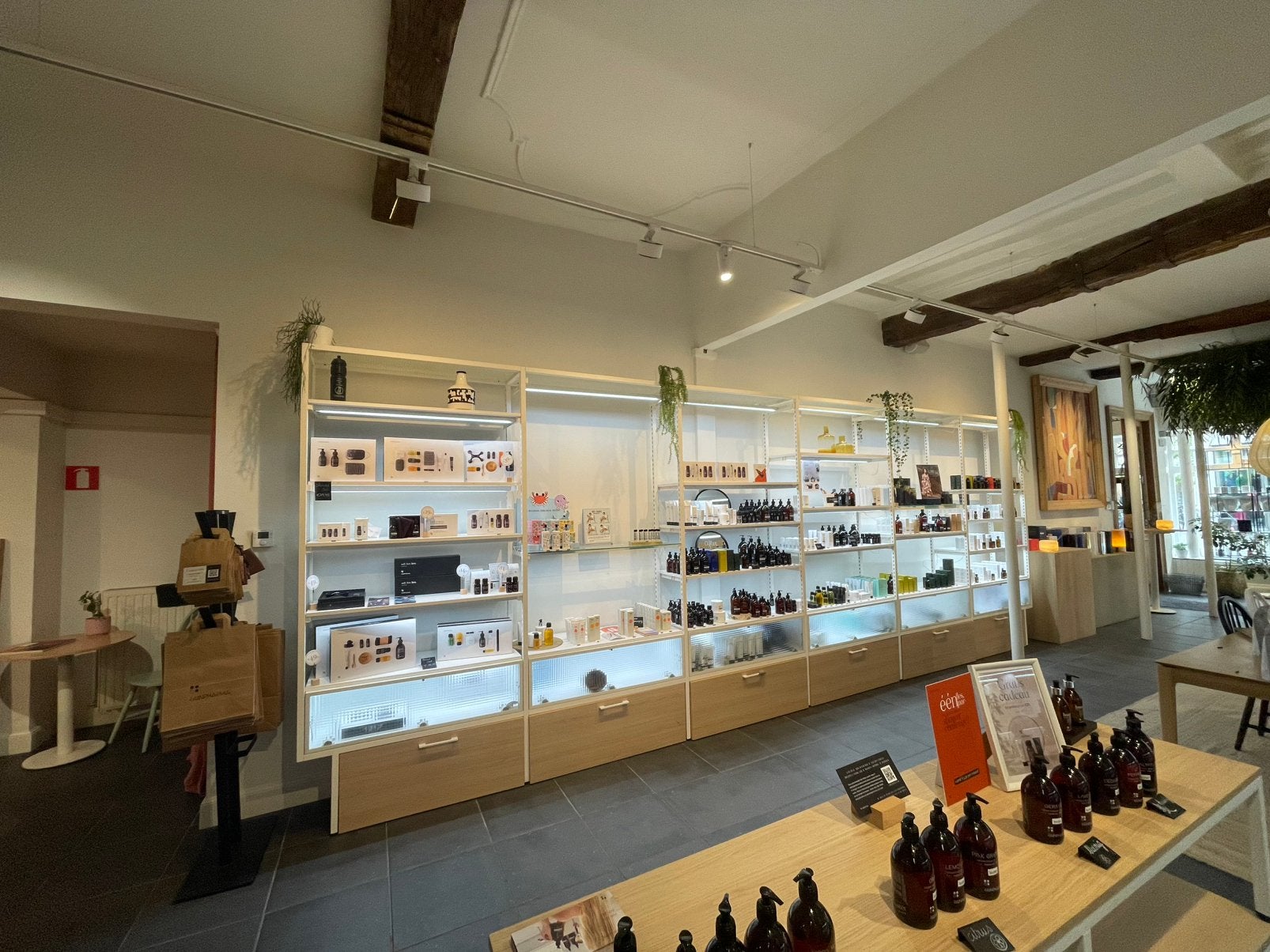 Twee witte wandrekken met verlichting van Helbig., Articles professionnels, Décoration d'intérieur, Enlèvement, Neuf, sans emballage