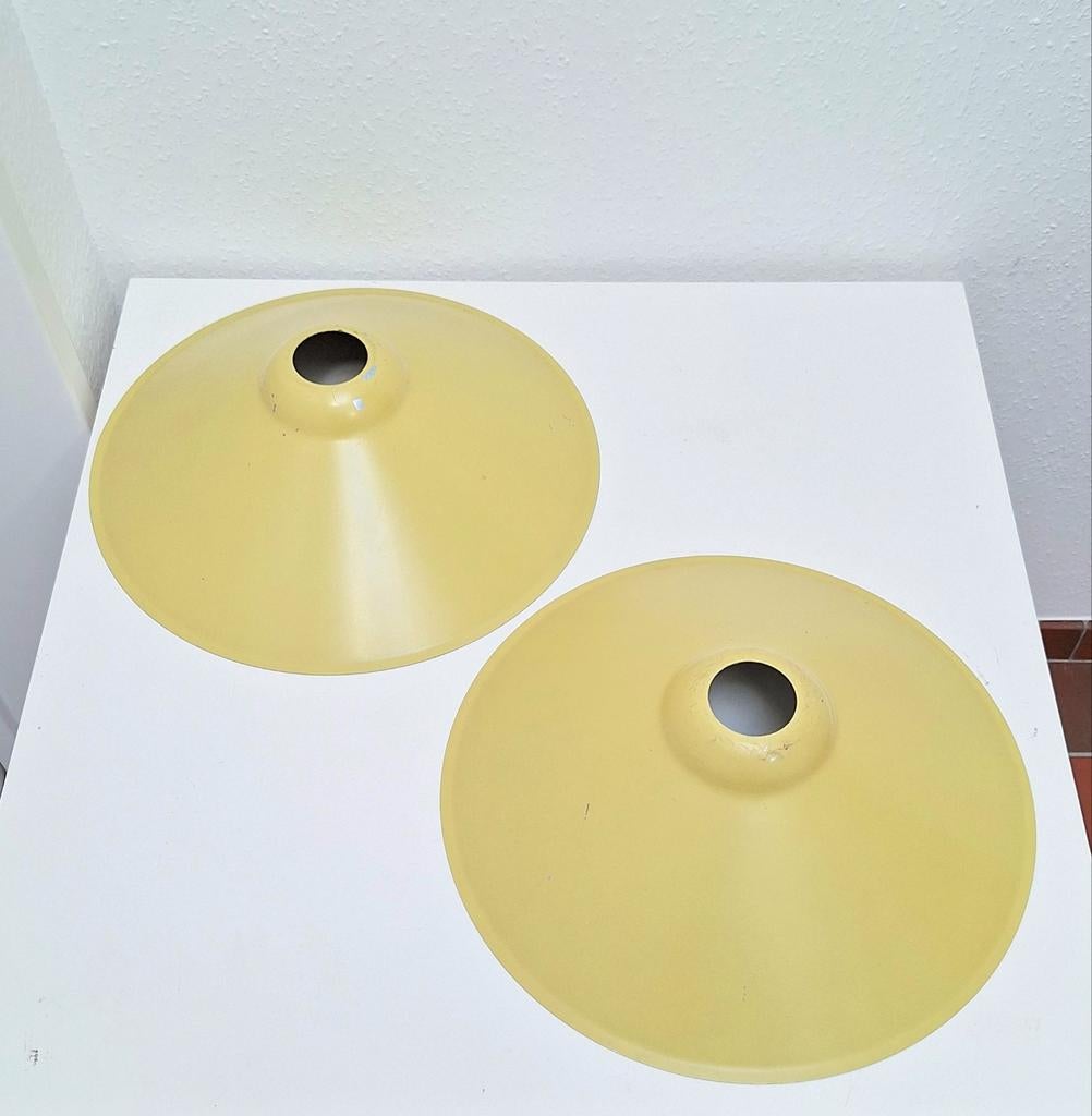 2 vintage gele metalen lampenkappen, Huis en Inrichting, Ophalen of Verzenden, Zo goed als nieuw, Metaal, Retro, vintage
