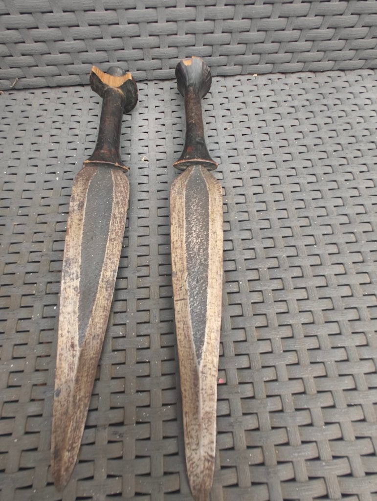 2 antieke Afrikaanse statusmessen /  zwaarden (Congo 1900), Ophalen