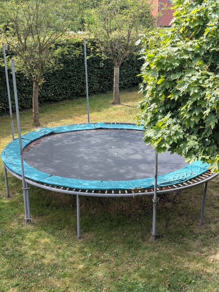 Trampoline à donner, Enfants & Bébés, Jouets | Extérieur | Trampolines, Enlèvement, Utilisé