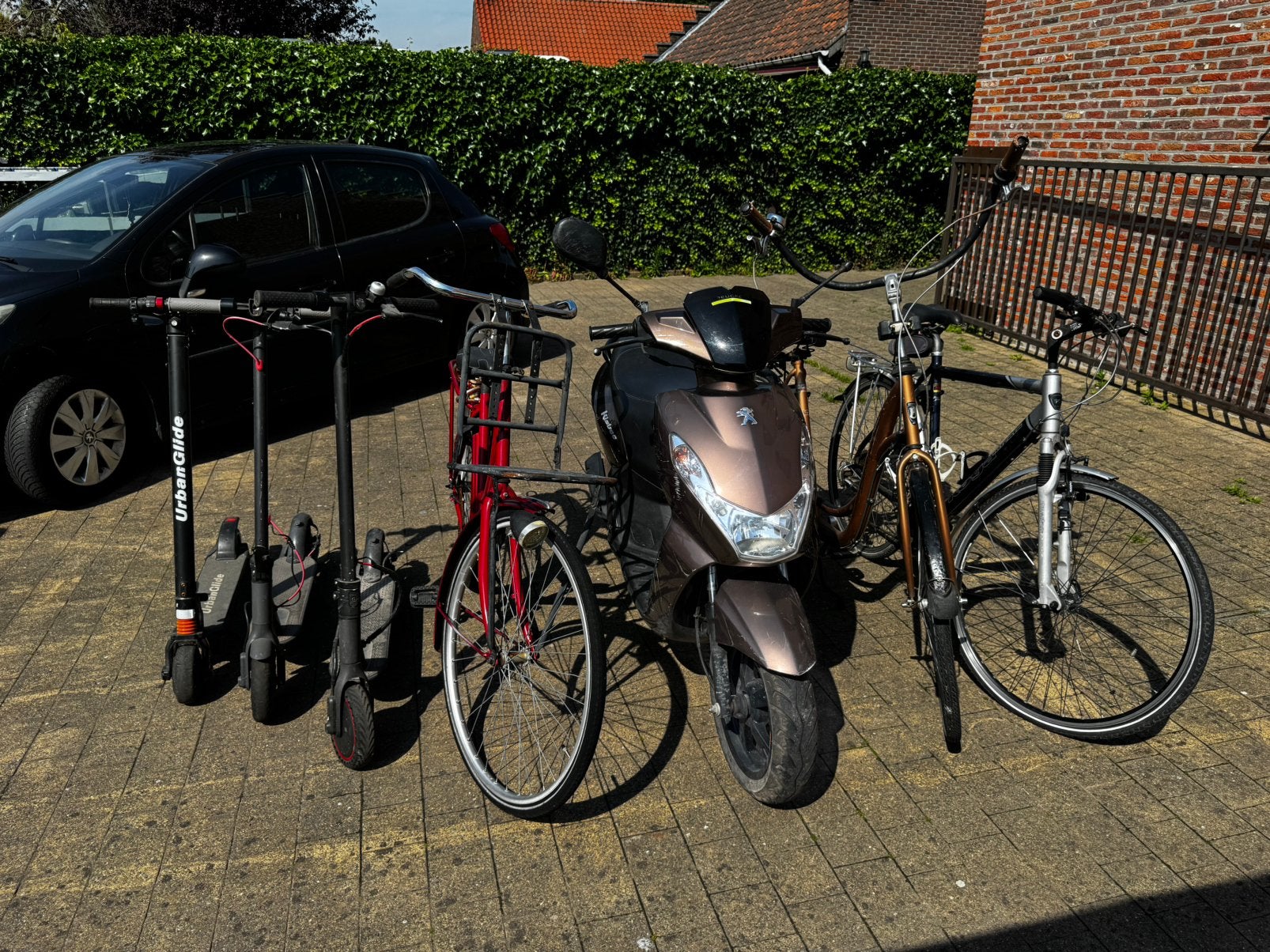 3 fietsen ,3 elektrische steppen en een peugeot scooter, Ophalen, Klasse A (25 km/u), 49 cc, Overige merken