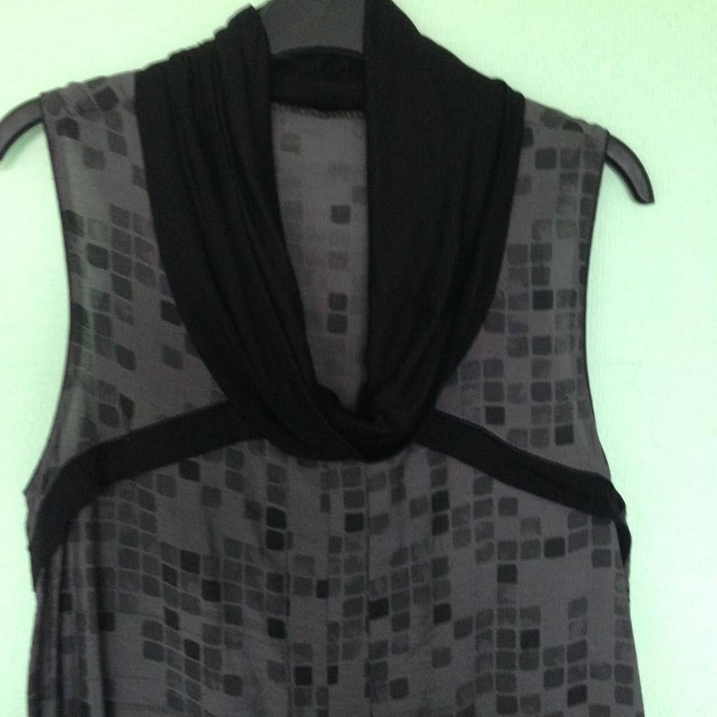 Robe soyeuse gris et noir avec col  bénitier noir, Vêtements | Femmes, Taille 42/44 (L), Autre, Enlèvement ou Envoi, Porté