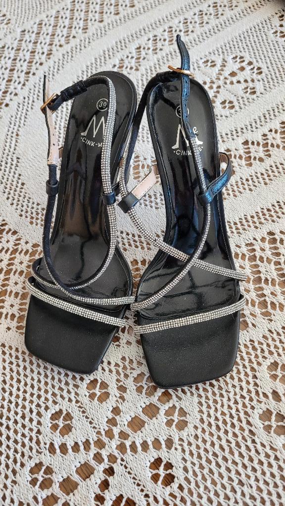 chaussures à talons découpées pointure 39, Neuf, Enlèvement ou Envoi, Chaussures à haut talons, Noir