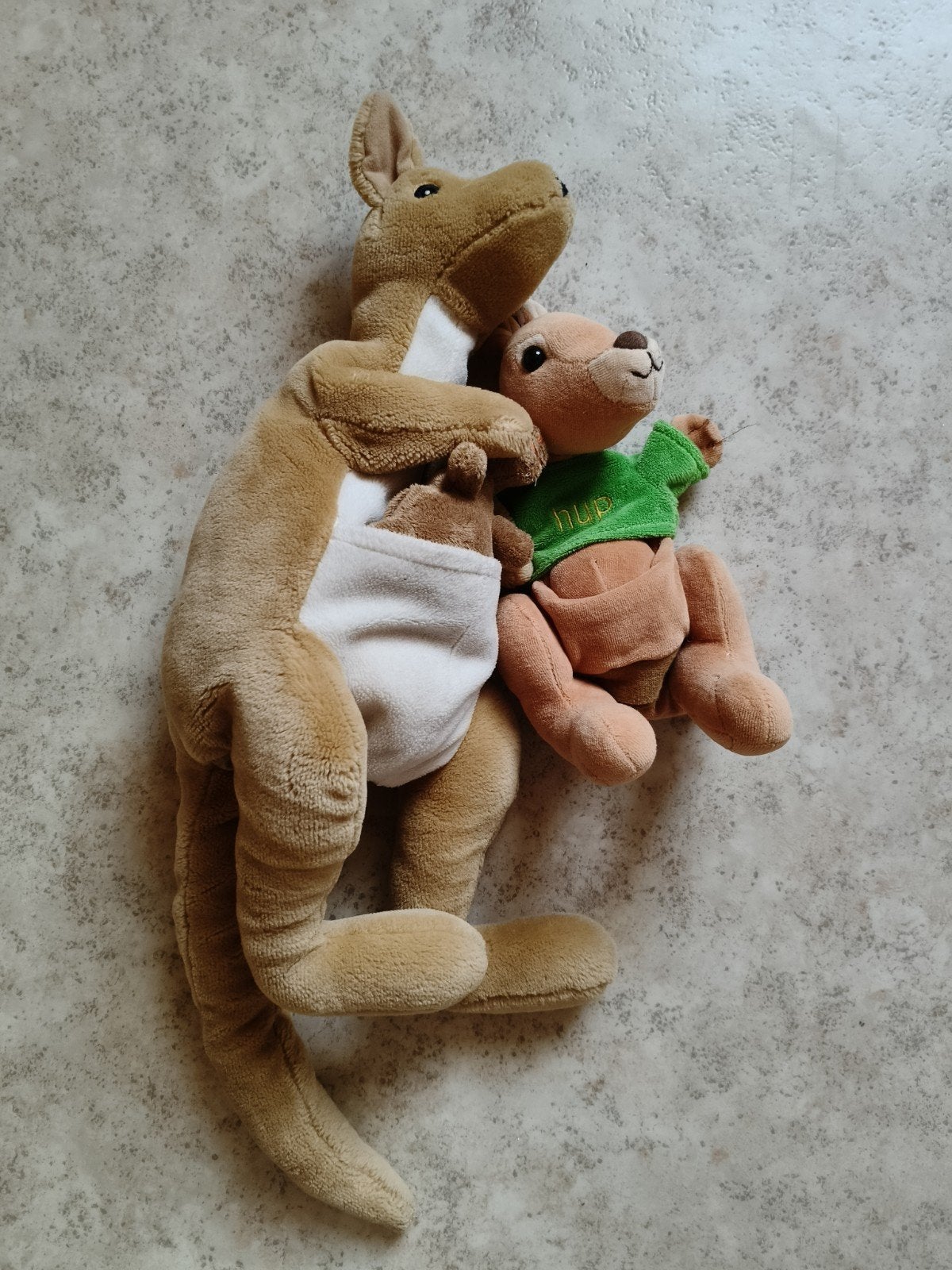 Knuffels kleine kangoeroe boek, Ophalen