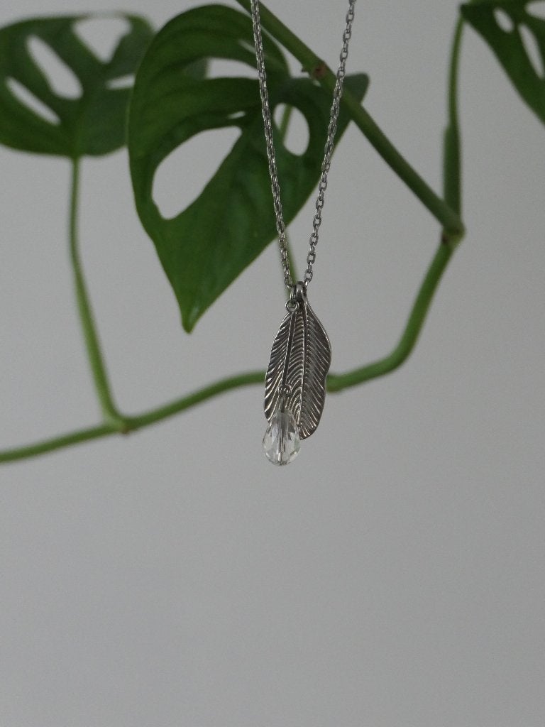 Hangertje veer, Bijoux, Sacs & Beauté, Colliers, Enlèvement ou Envoi, Avec pendentif, Comme neuf, Autres matériaux