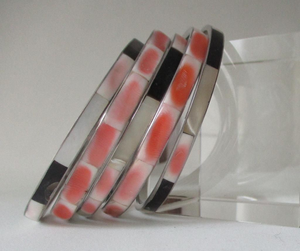 AP016:Zwart-Wit-Rose/Oranje Parelmoer-Br.0,5cm./bm.6,3-6,7cm, Verzenden, Overige materialen, Armband