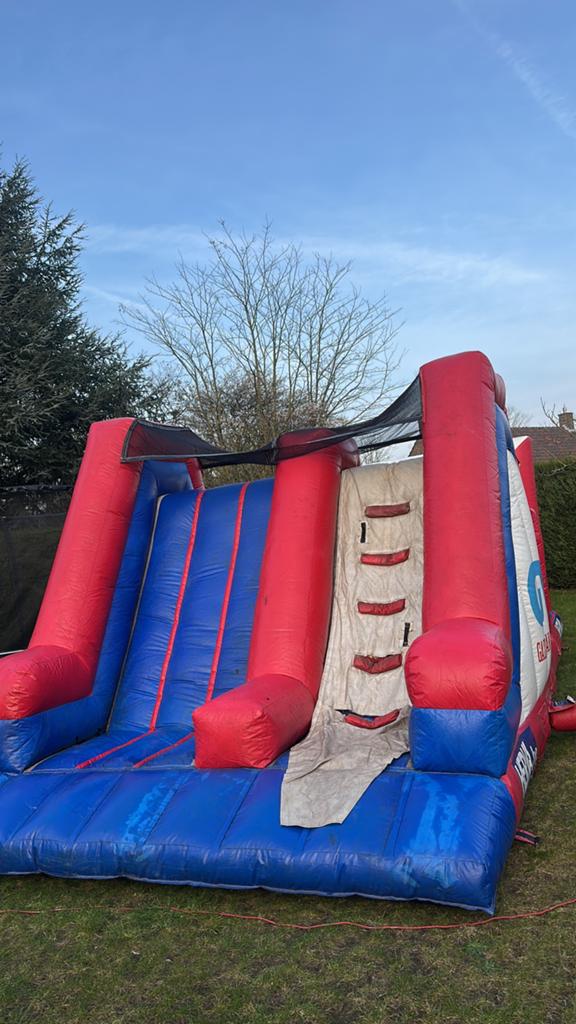 Groot springkasteel, Hobby en Vrije tijd, Feestartikelen | Verhuur, Ophalen, Gebruikt