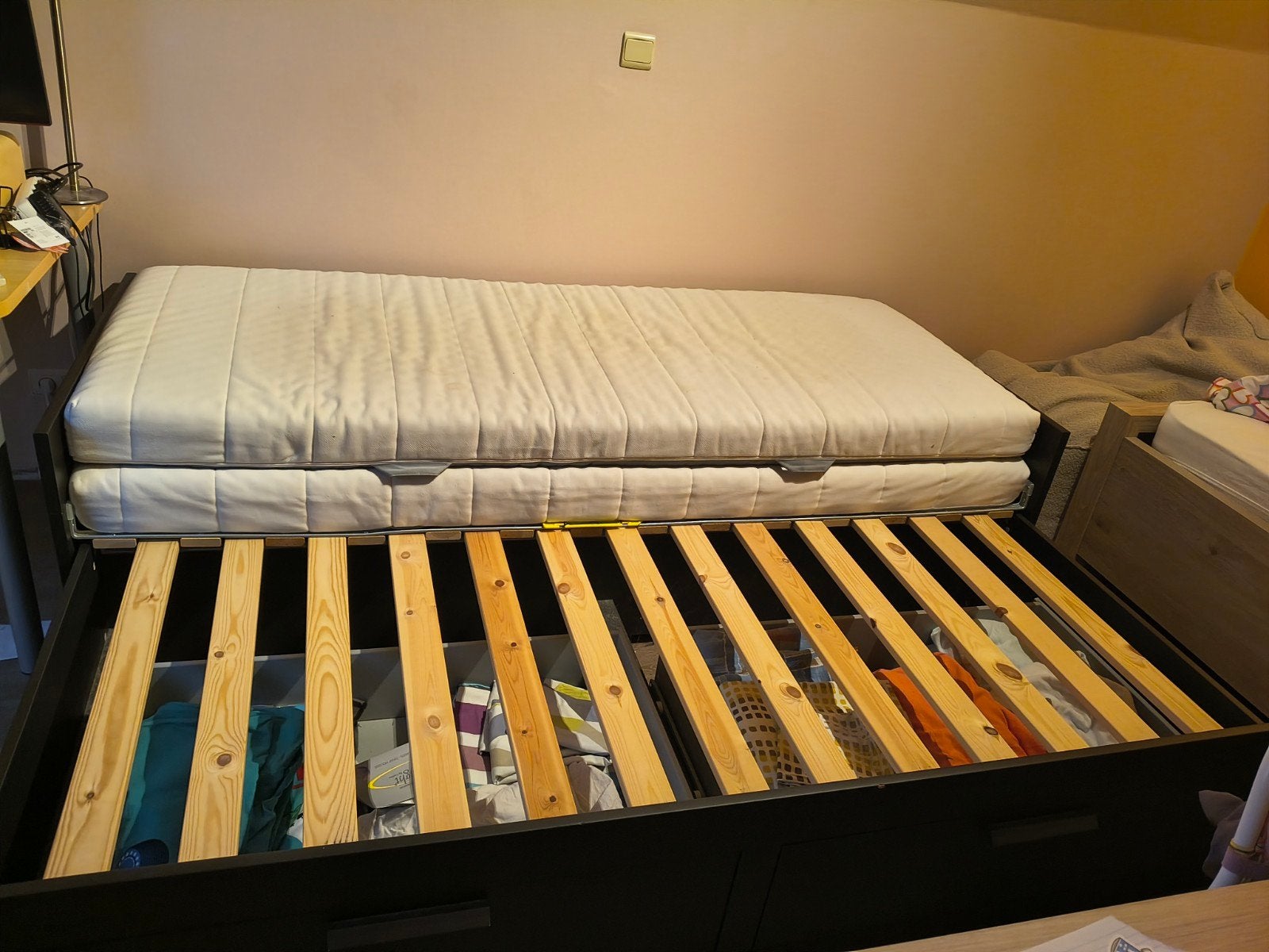 Ikea bedbank/ logeerbed met lades + matrassen, Huis en Inrichting, Ophalen, Gebruikt, Bruin, Tweepersoons