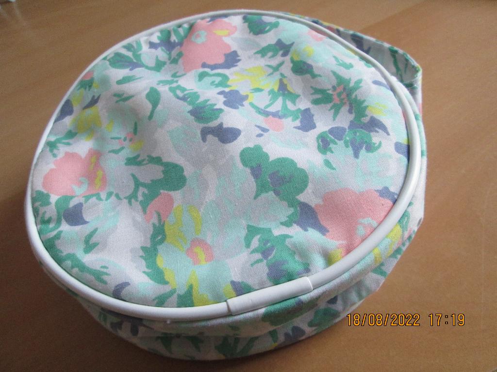 Trousse de maquillage ronde à fleurs, Handtassen en Accessoires, Toilettassen, Ophalen, Zo goed als nieuw, Groen, Heer of Dame