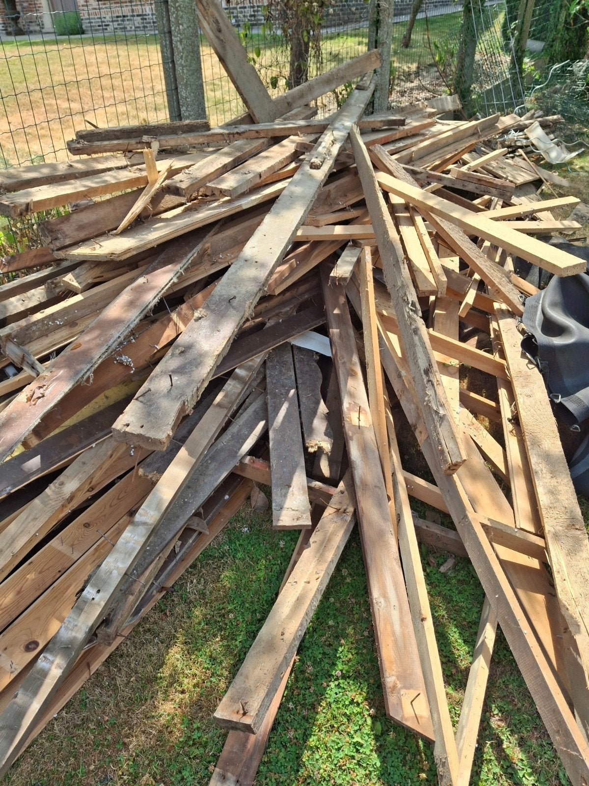 Te geef : vele houten planken, balken en latten, Tuin en Terras, Brandhout, Ophalen