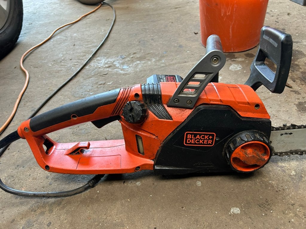 Kettingzaag B+D, elektrisch, 2200W, 45cm, Doe-het-zelf en Bouw, Ophalen, Gebruikt, Kettingzaag, Black & Decker