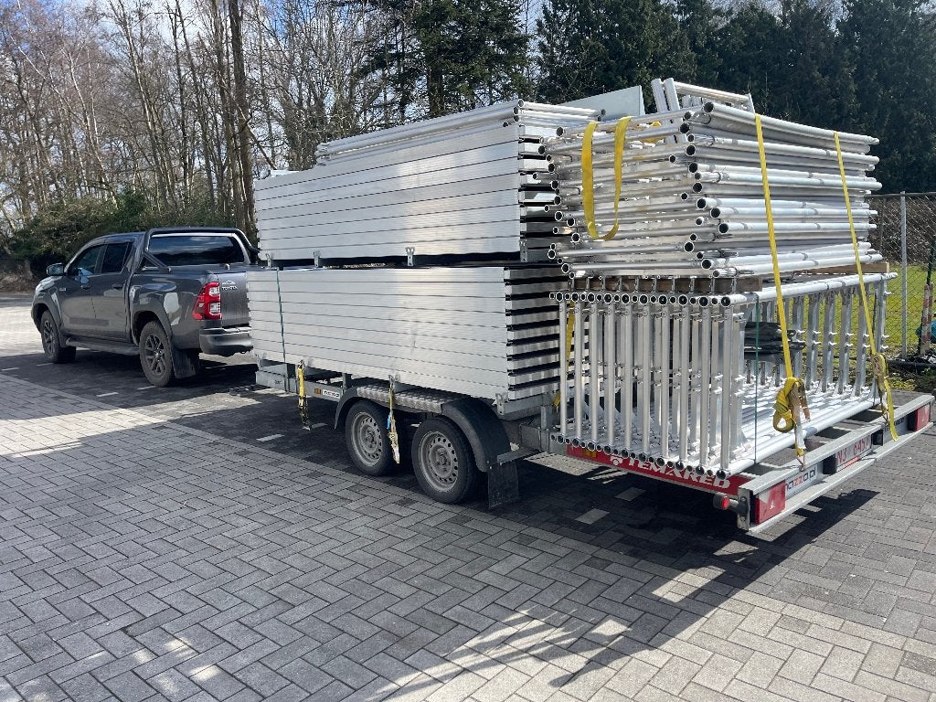 326 m² aluminium steiger + steigeraanhanger –nieuw compleet, Doe-het-zelf en Bouw, Ophalen of Verzenden, Zo goed als nieuw, Gevelsteiger