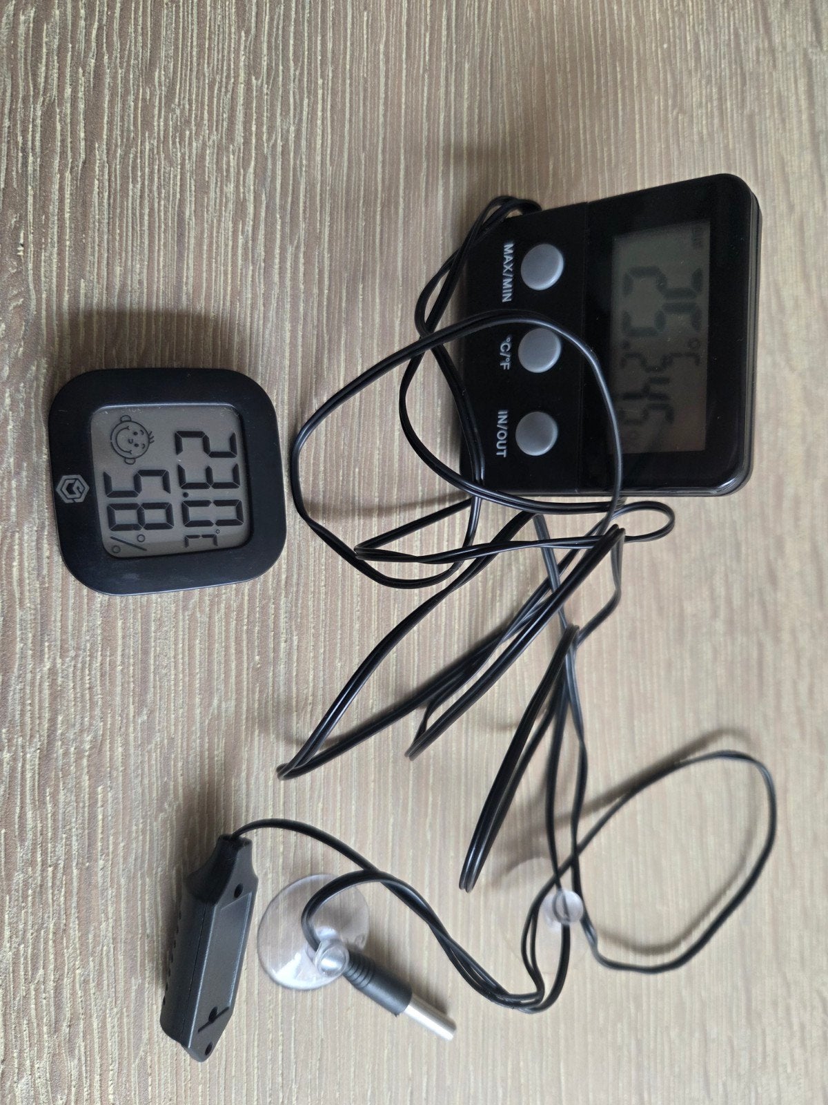 2 temperatuur en vochtmeters