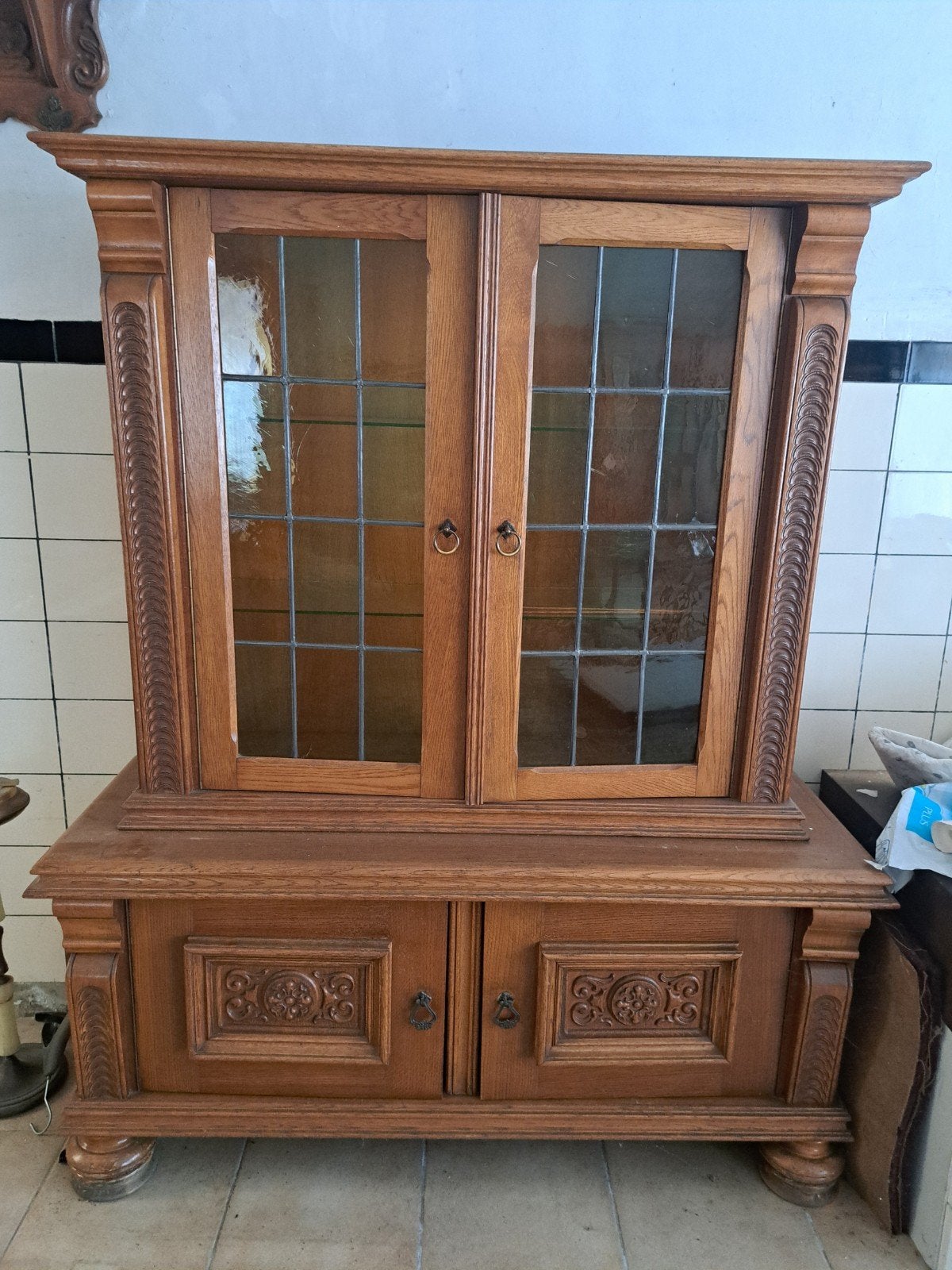 vitrinekast, Ophalen