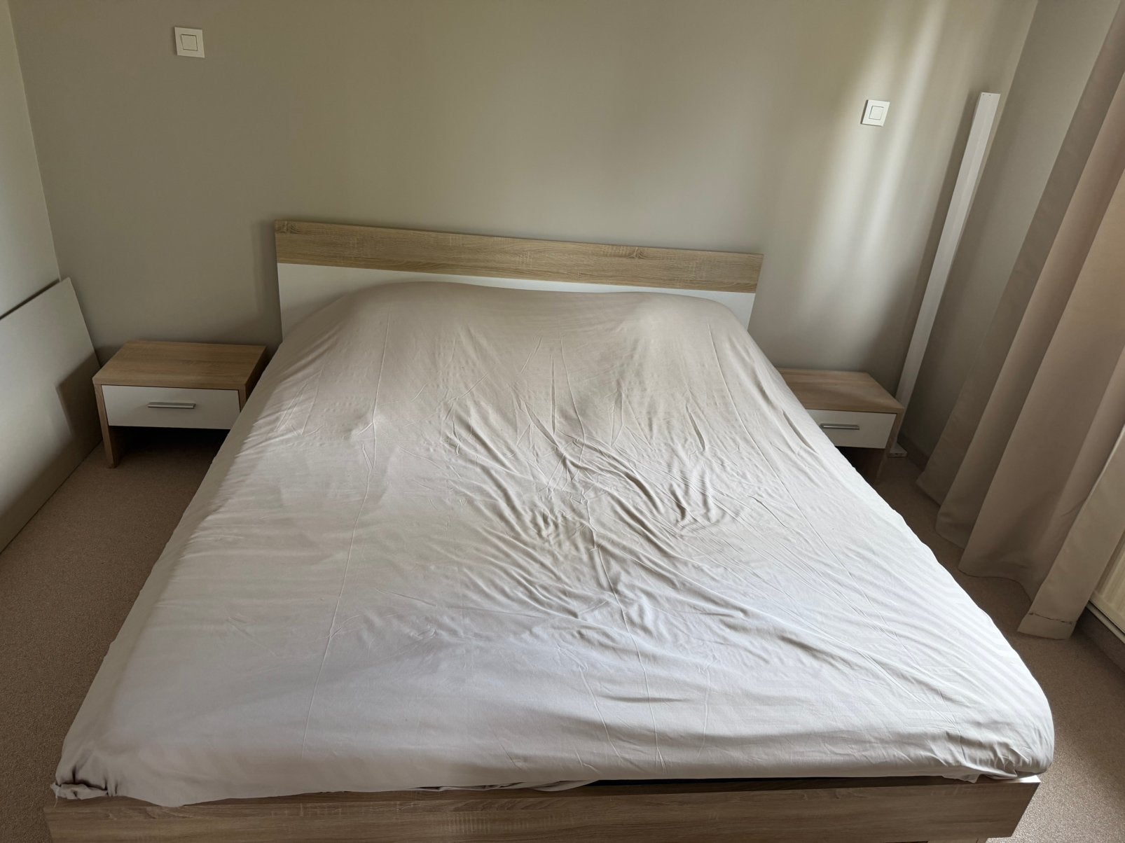 Bed met nachtskastje en matrassen, Enlèvement, Comme neuf