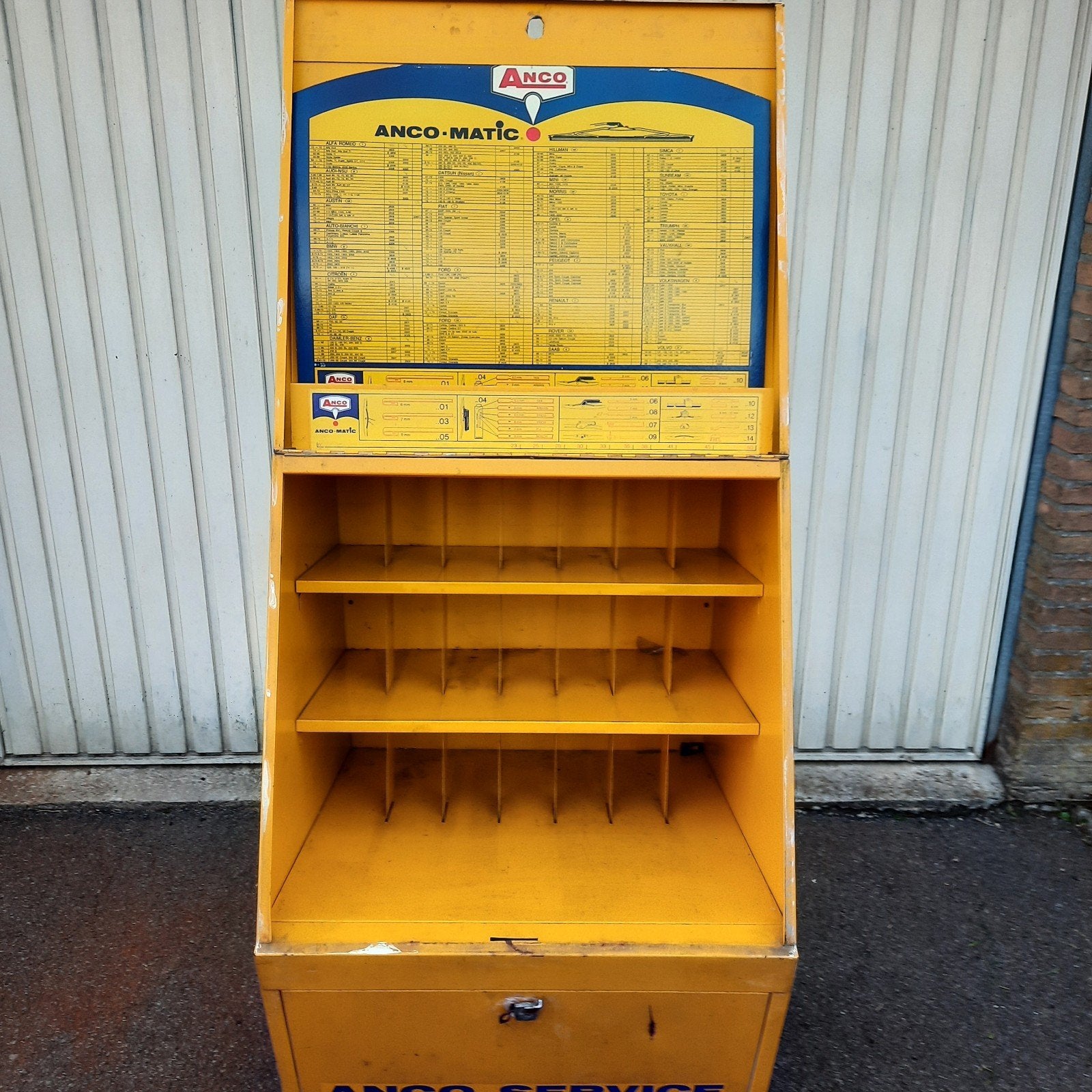 Poubelle à roulettes pour insérer les essuie-glaces. Vieux., Enlèvement, Utilisé, Pièces universelles