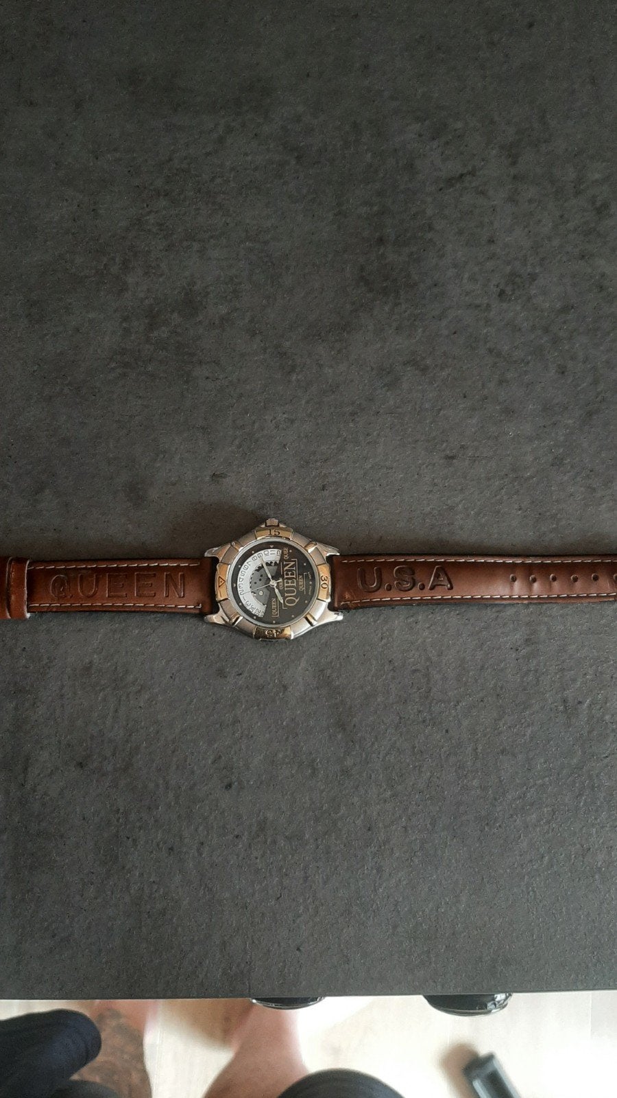 queen horloge, Ophalen