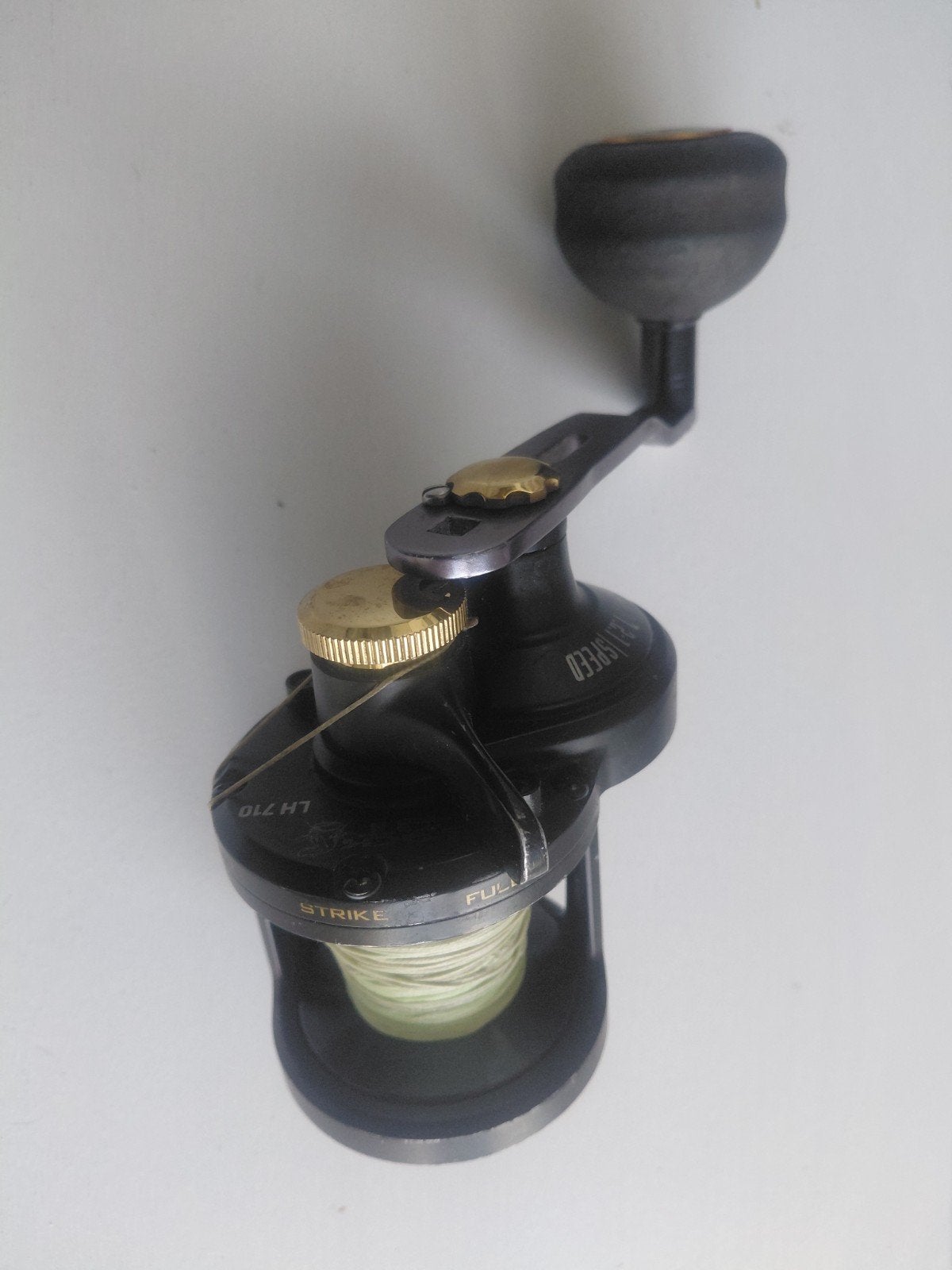 black cat vertical reel, Ophalen