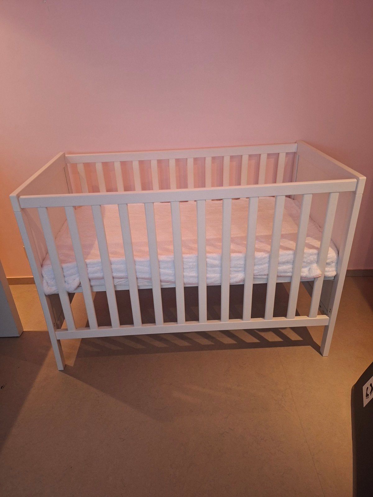 Babybed wit (ikea: sudvink) 60x120cm, Kinderen en Baby's, Babywiegjes en Ledikanten, Ophalen