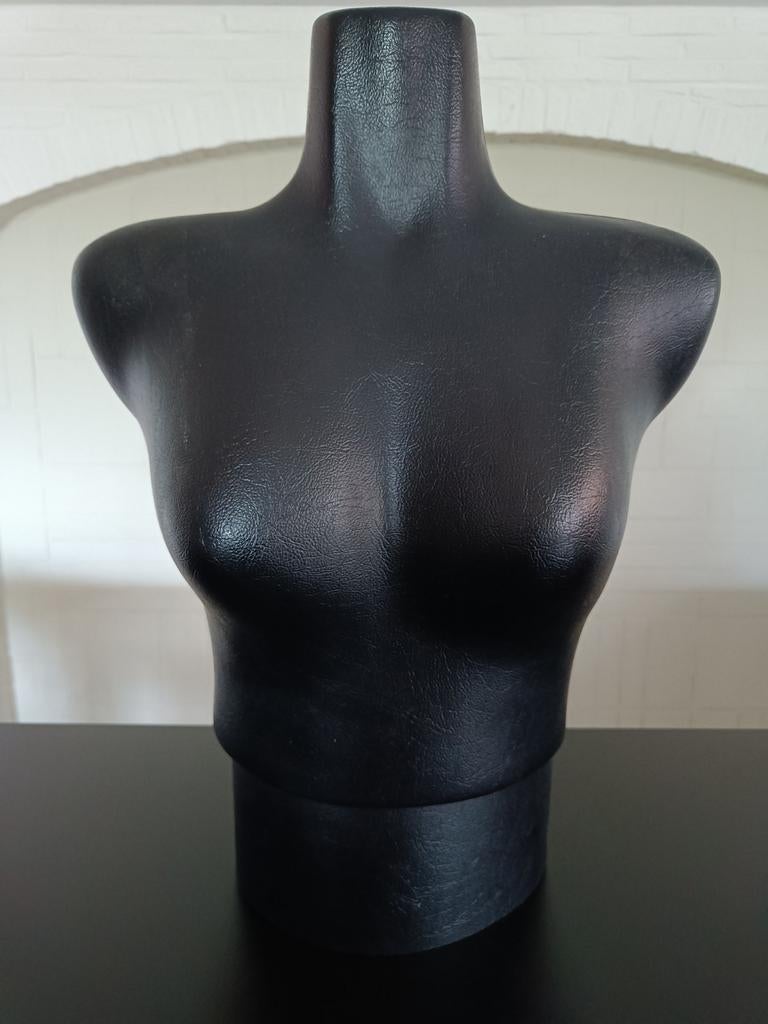 Zwarte kunststof dames torso/buste., Ophalen of Verzenden, Zo goed als nieuw, Paspop