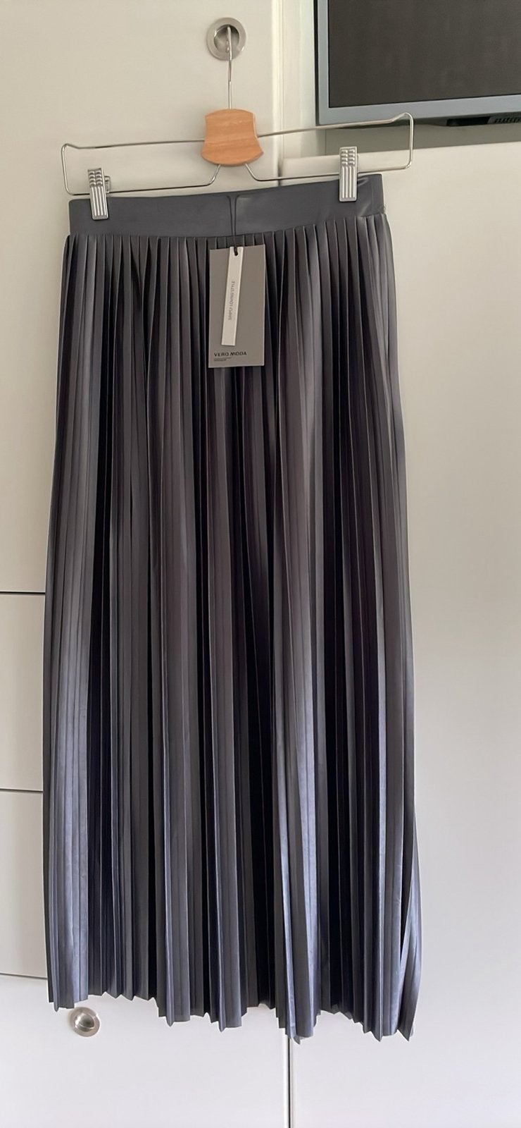 Lange grijze satijnen plooirok nieuw, Ophalen, Nieuw, Maat 34 (XS) of kleiner