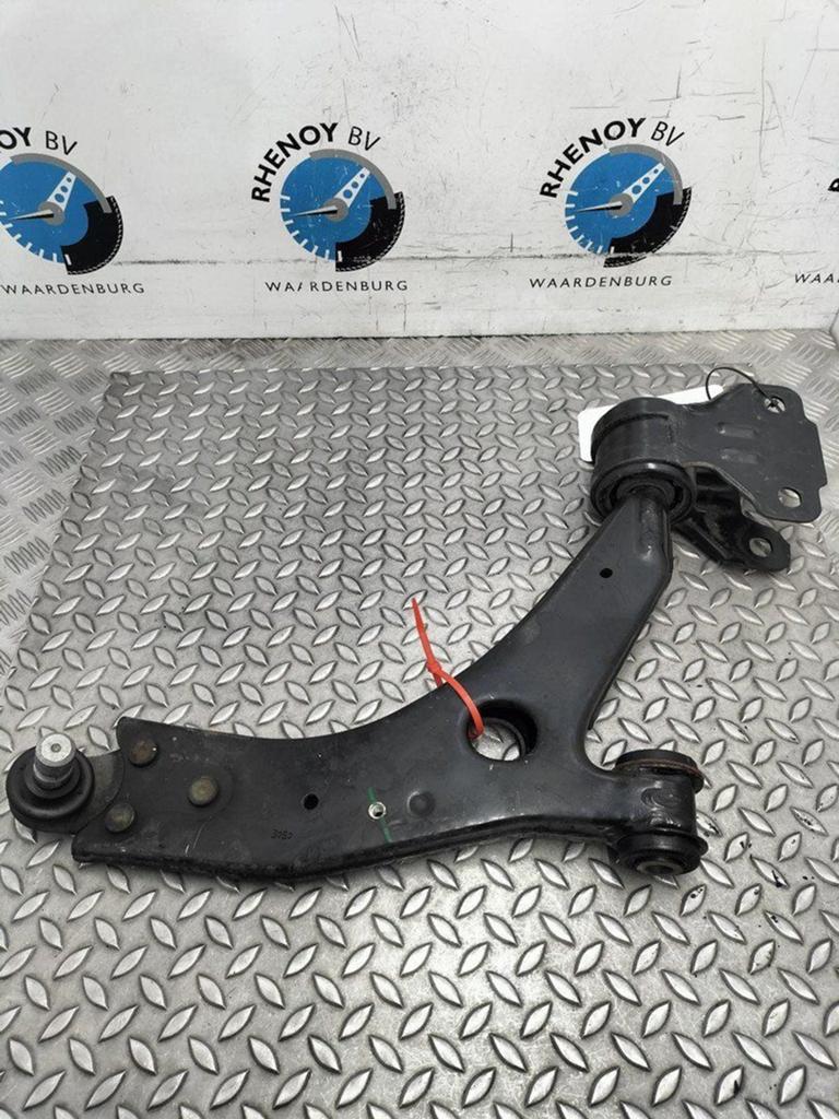 VOLVO V40 MK2 1.5 T2 MOMENTUM  DRAAGARM ONDER RV 2017, Ophalen of Verzenden, Gebruikt, ARN erkend