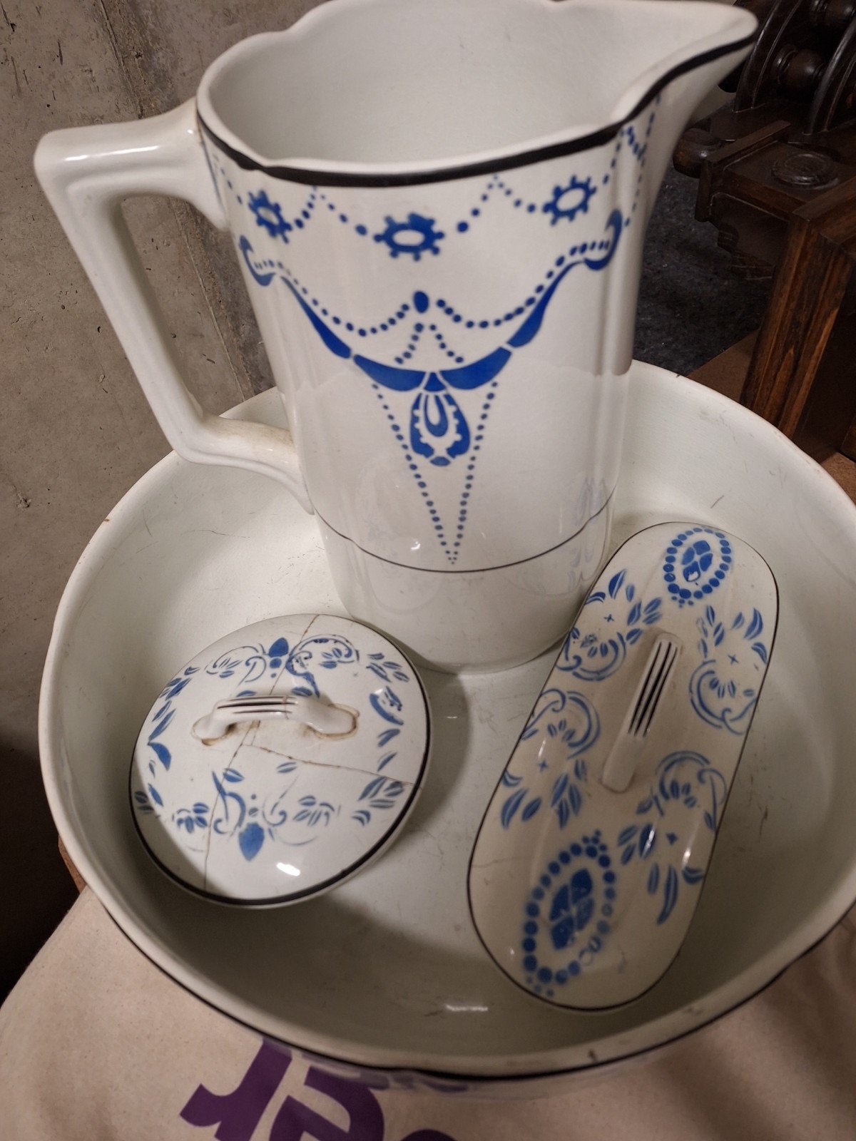Porseleinen toiletset, Ophalen